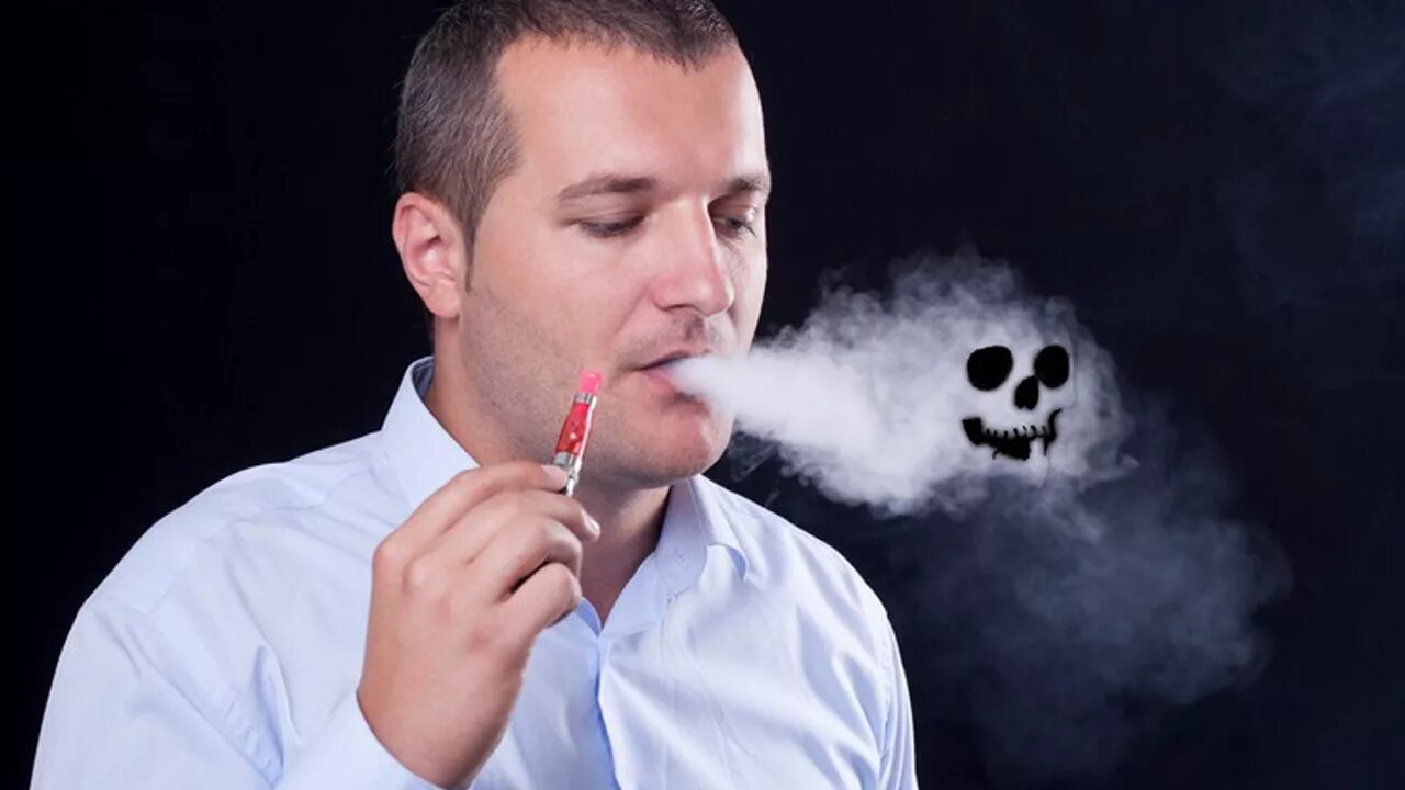 Почему мужчины курят. Мужчина курит. Курящий человек. Курящий мужчина. Мужчина с электронной сигаретой.