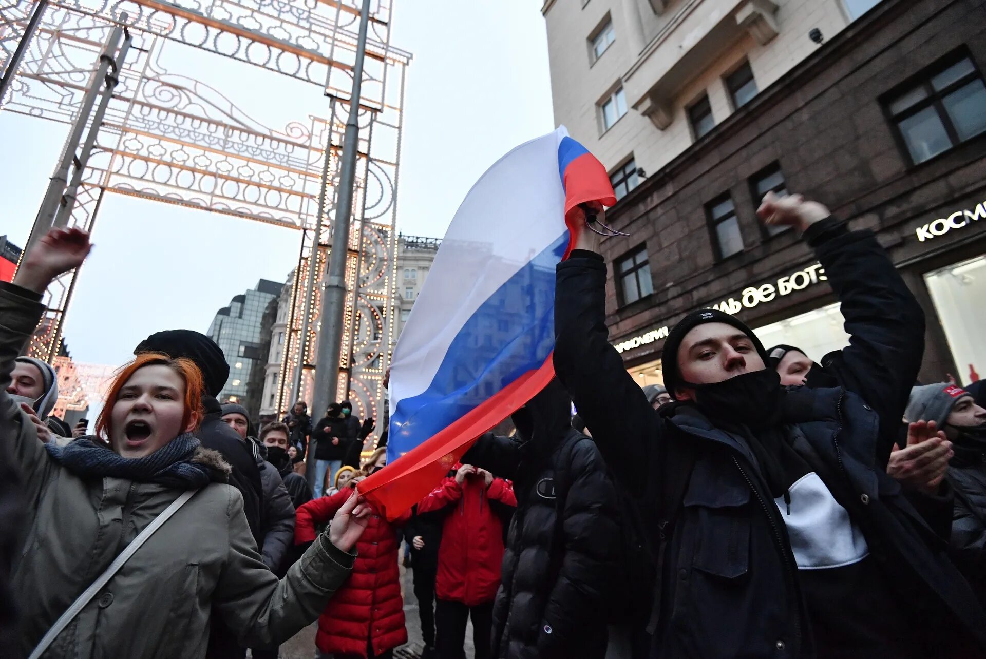 Почему молодежь ходит в черном. Молодежь на митингах навального. несанкционированные митинги с молодежью. молодежь акции протеста.