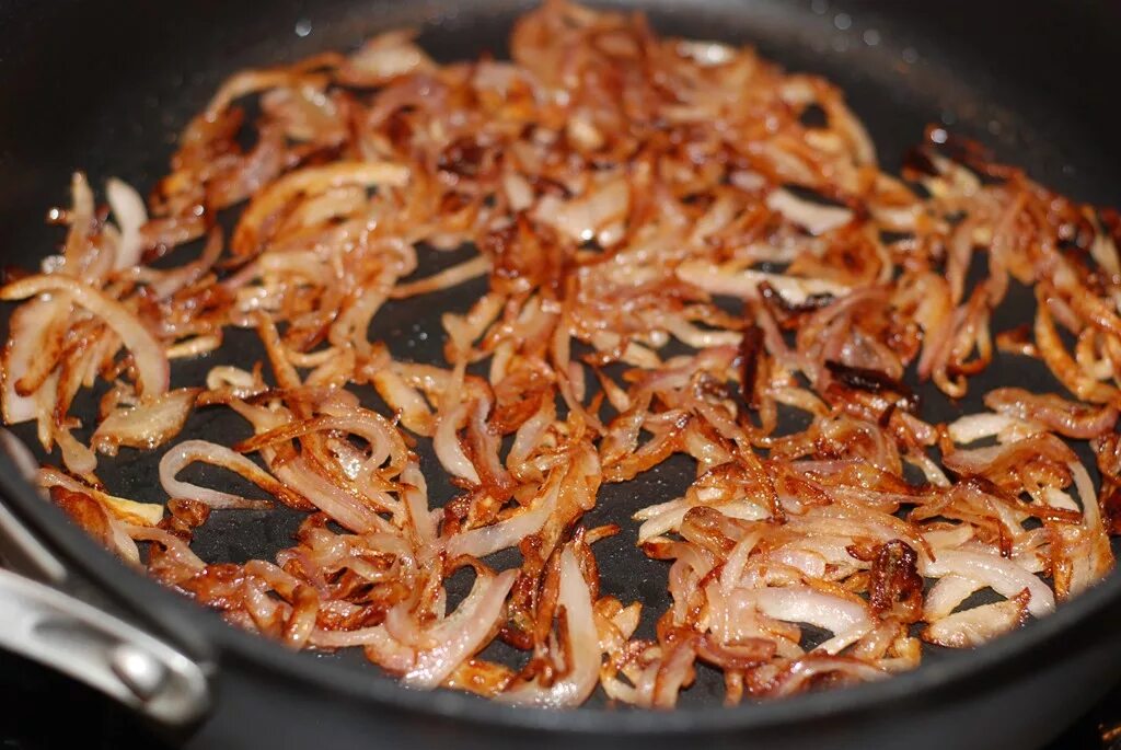 Как обжарить лук на сковороде. Лук репчатый пассируем. Пассерованный лук. Пассерованный лук. Лук репчатый жареный.