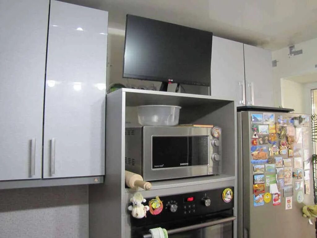 Микроволновка на кухне. Телевизор встроенный в кухню. Телевизор на кухне. Холодильник с микроволновкой и телевизором.