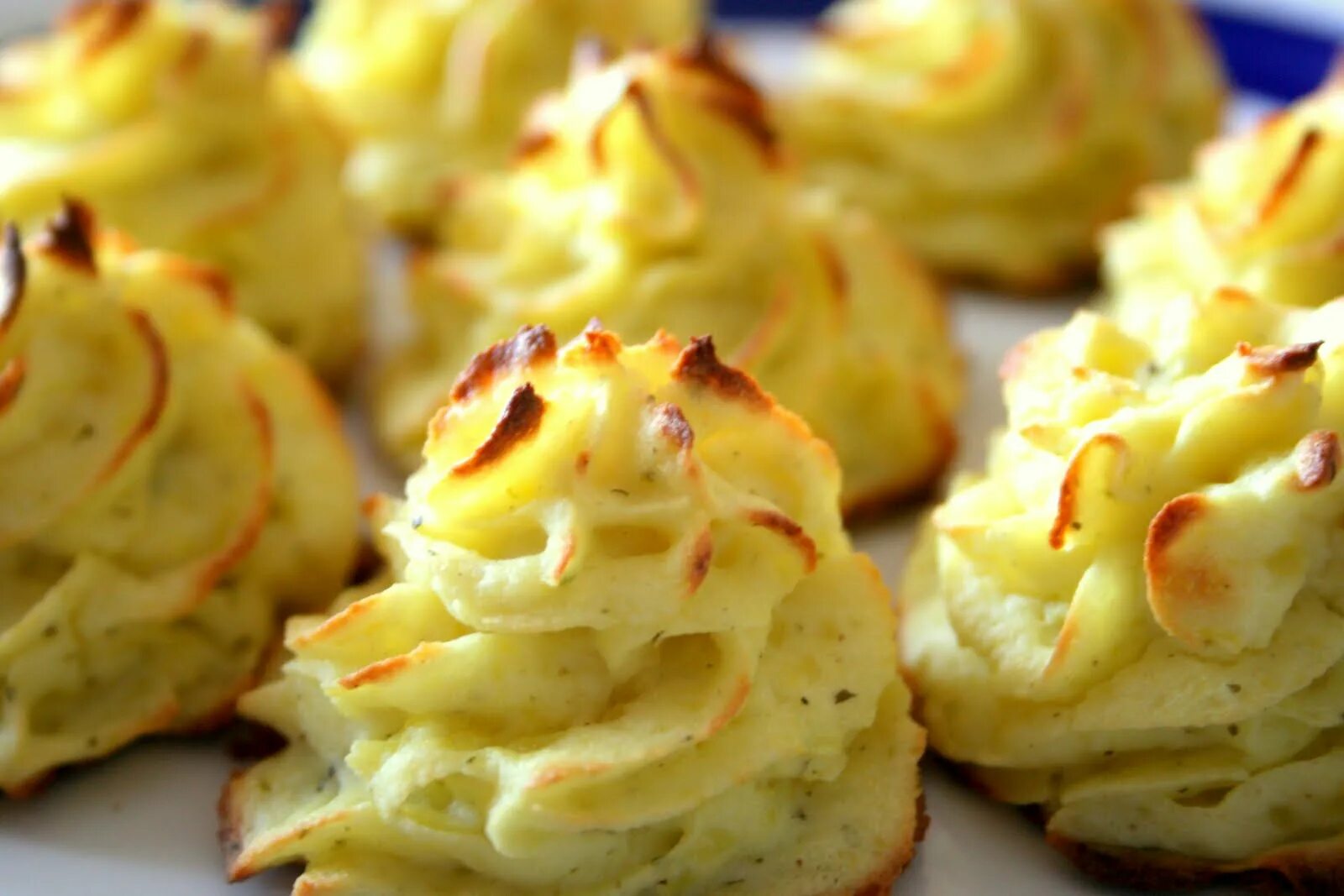 Пошаговые фото рецепты картошки. Запеченное картофельное пюре. Картофельное пюре в духовке. Картофельное пюре запеченное в духовке. Картофель пюре в духовке.