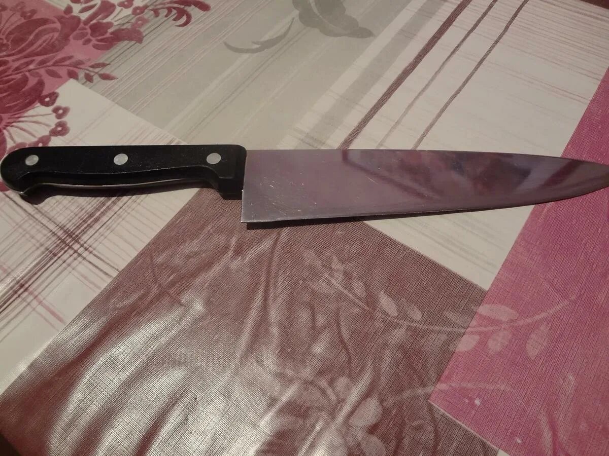 Кухонный нож на столе. Нож обычный кухонный. Ножик на столе. НОД на столе.