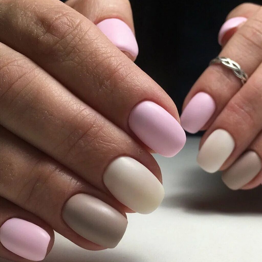 нюдовый маникюр на короткие ногти 2022. нежные нюдовые ногти. нежный маникюр нюд. нюдовые короткие ногти 2023. нюдовый маникюр 2021 на короткие ногти.