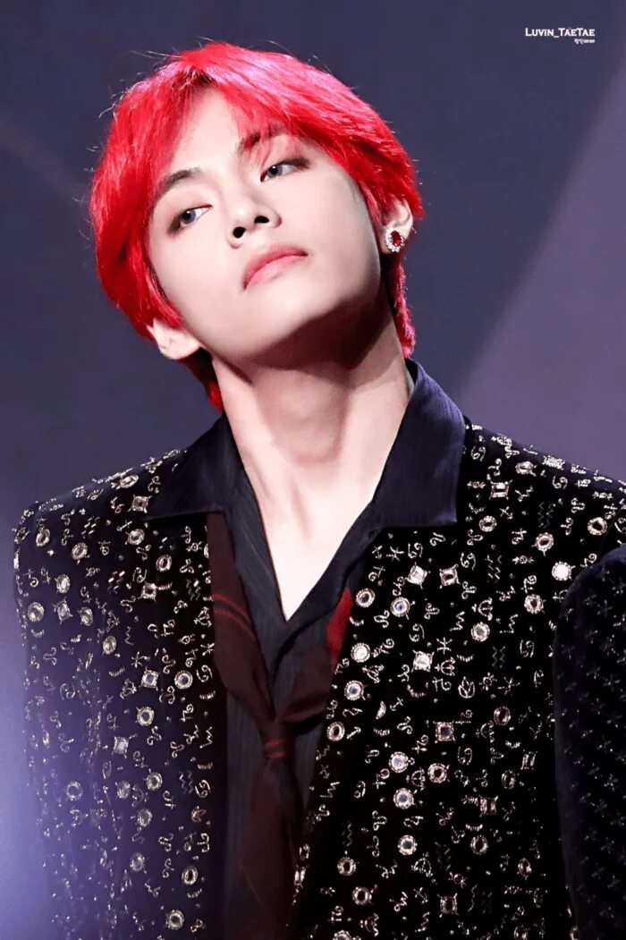 Тэхен бтс. Kim taehyung с красными волосами. Bts red. Тэхён бтс в бандане. Бтс тэхен в красном.