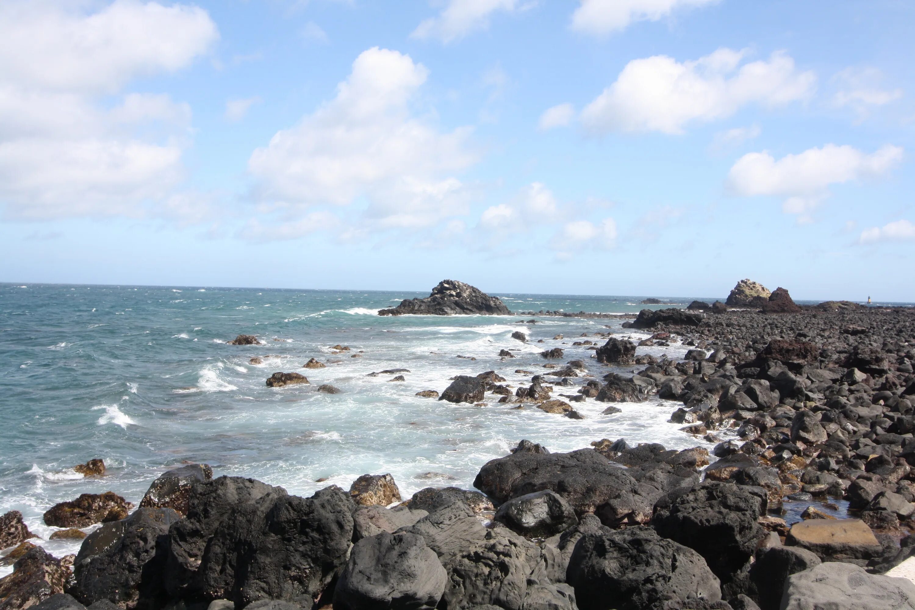 Мыс индийского океана. Волнорез на море. Прибрежные камни фото. Камень мола.