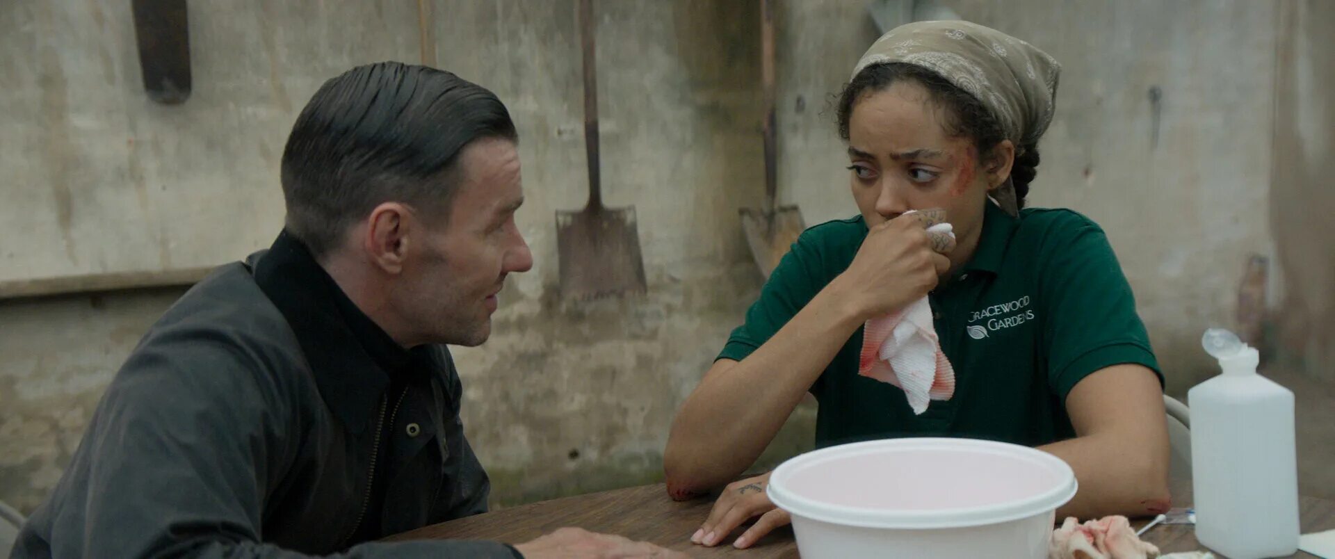 Джоэл эдгертон тихий садовник. Тихий садовник 2022. Куинтесса суинделл. Сигурни уивер садовник тихий. Садовод и огородник журнал.