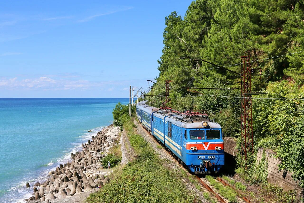Туристический поезд в абхазию. Вл10 Абхазия. Железная дорога Сочи Сухум. Гагра туристический вл10. Вл10 перегон Туапсе Гагра.