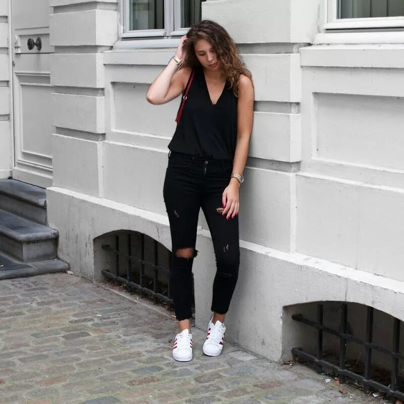 белые кроссовки черные джинсы белая футболка