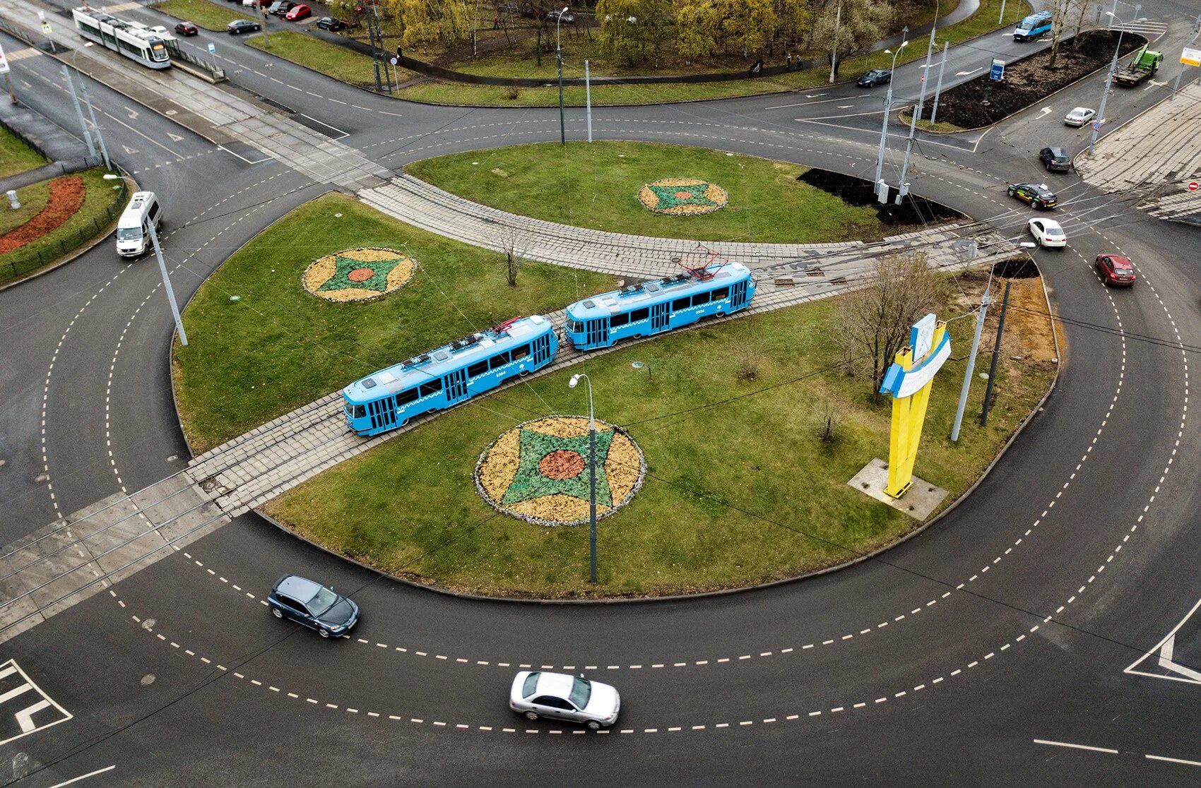 Кольцевые перекрестки в Москве. Круговое движение с трамвайными путями. Круговой перекресток. Круговое движение с трамваем.