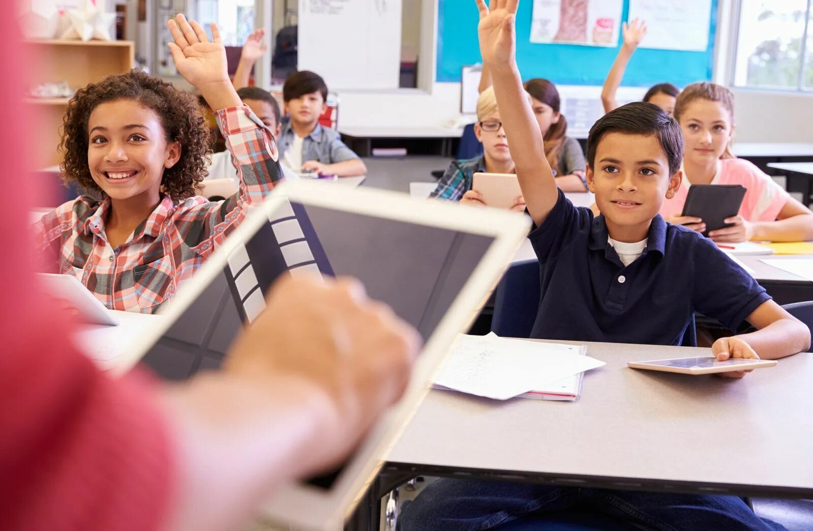 The teacher made the pupils. Дети в американской школе. Мультимедиа класс. Образование картинки. Начальная школа в Америке.