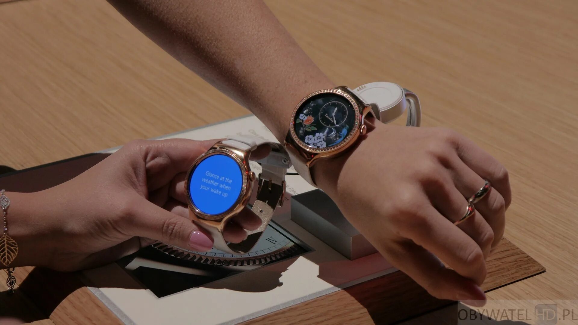 Часы huawei розовые. Huawei watch Elegant. Huawei watch Jewel. Смарт часы Хуавей Элегант. Huawei watch Fit белый.