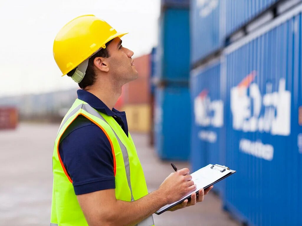 грузовики на таможне. таможня грузы. внутрипортовое экспедирование. тальман в порту. таможенные коробки.