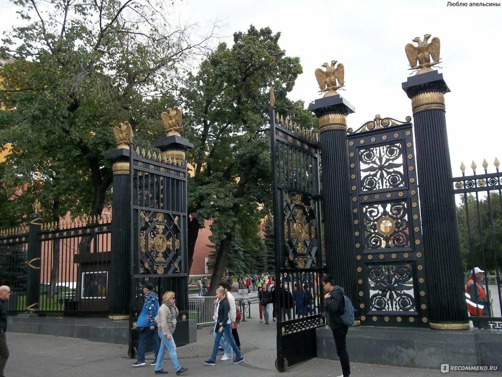 Александровский сад кремль ворота. Ворота александровского сада. Александровский сад чугунные ворота. Ворота александровского сада. Александровский сад москва ворота.
