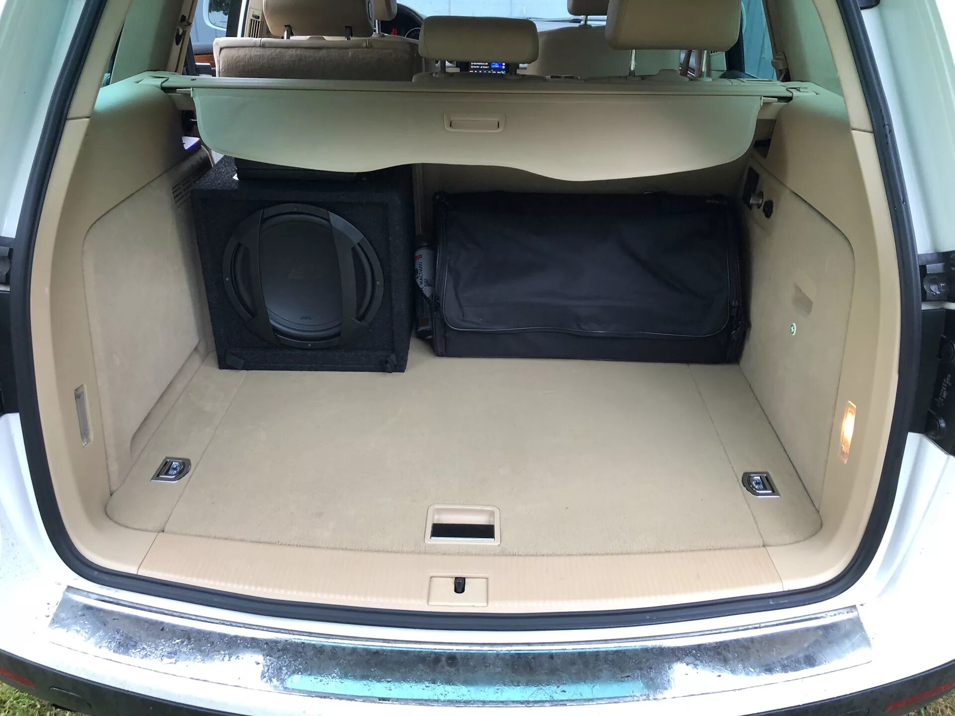 Заменил обшивки задних стоек багажника - Volkswagen Touareg (2G), 3 л, 2011 года