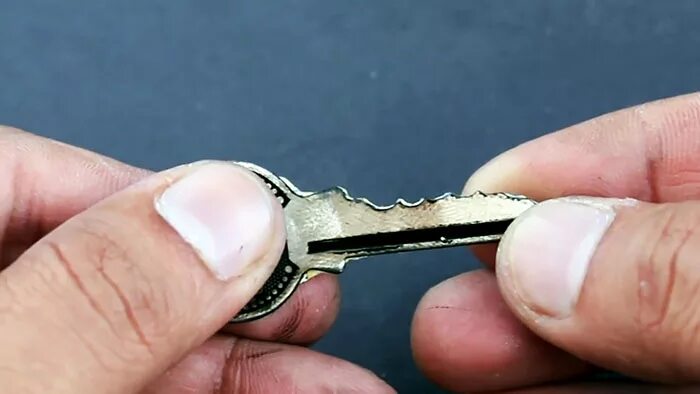 Можно ли изготовить. Как делают дубликаты ключей. Сделать копию ключа своими руками. Как самому сделать дубликат ключа. Формочка для дубликата ключами.