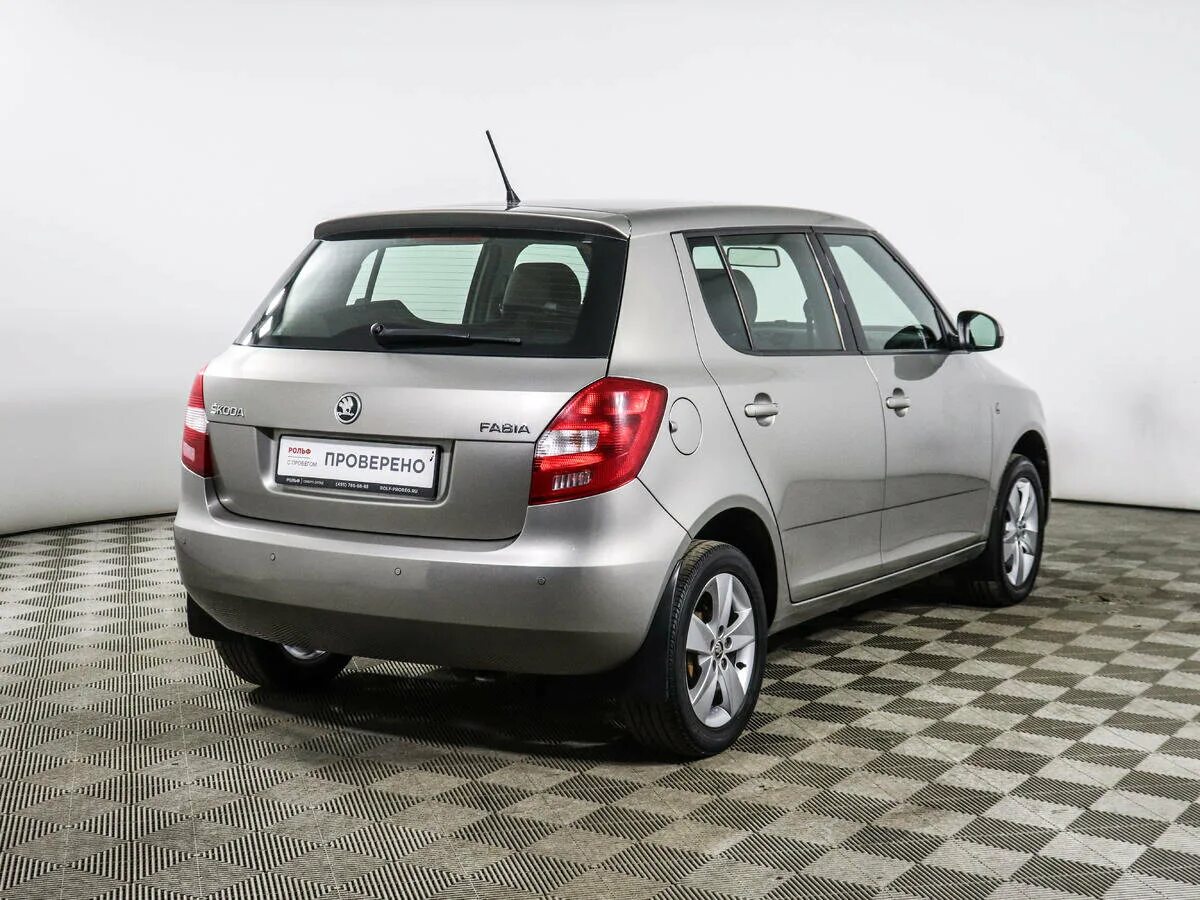 Шкода фабия на механике. Skoda fabia 2004 1.4. шкода фабия механика. шкода фабия 2011 фото. шкода фабиа 2010 с черными ручками.