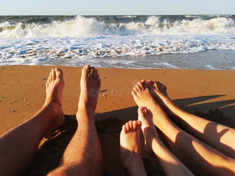 Три пары ног у. Ноги семьи на море. Стопы семьи на пляже. Пара ног на море. Ноги на пляже.