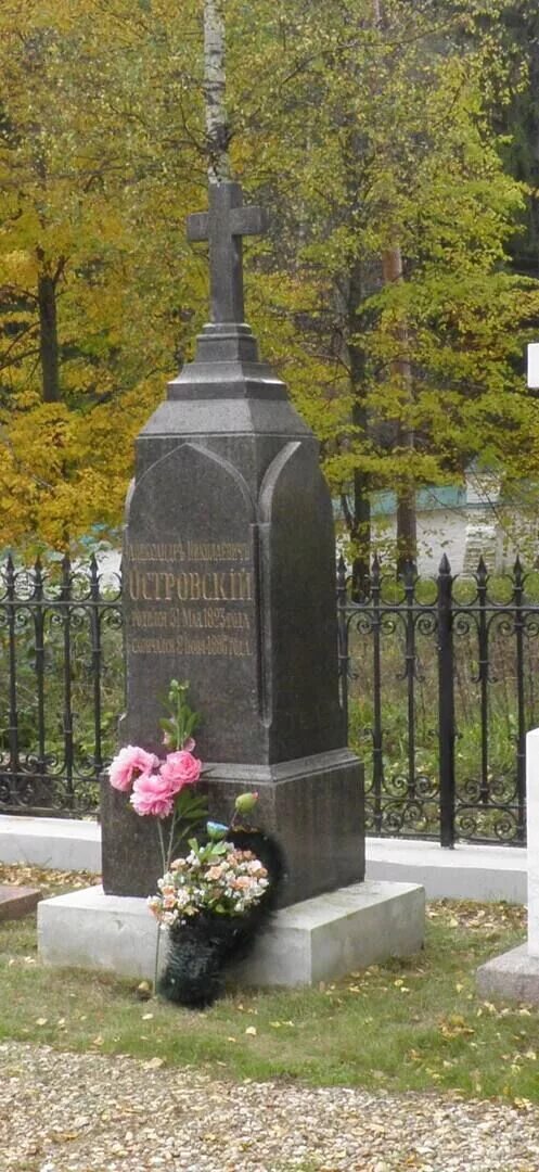 Могила островского в щелыково. Селе николо-бережки костромской губернии. Селе николо-бережки костромской губернии. Могила островского. Николо бережки могила островского.