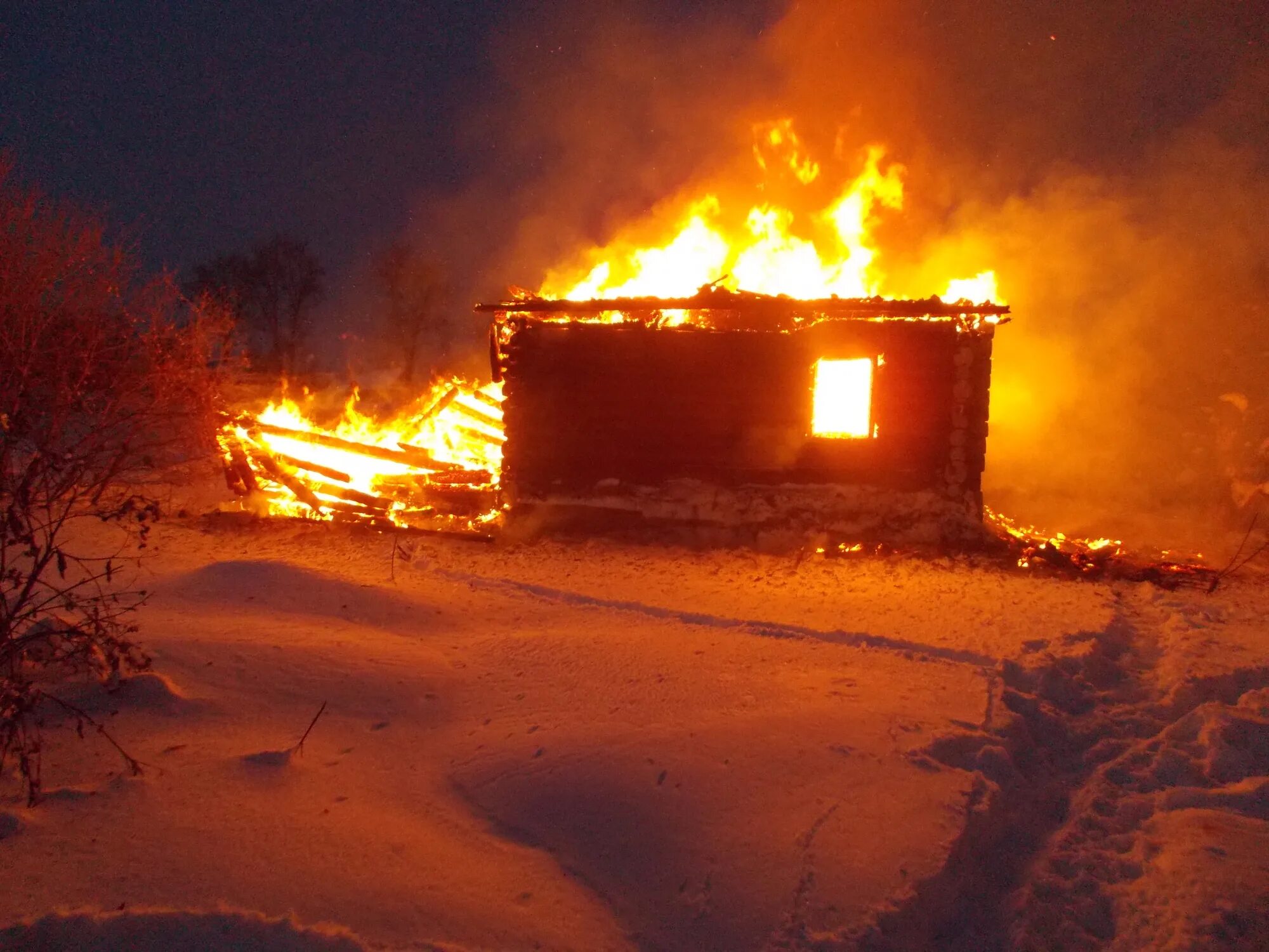 Пожар Солнечногорский район. Горящий дом в Солнечногорске. Сгоревший дом с печкой. Пожар в Солнечногорске вчера. Видели сгорел дом