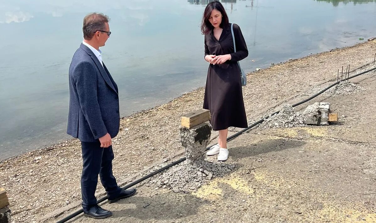 Уровень воды алей. Город на воде. Деревянный помост на реке.