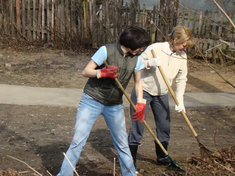 Обязаны ли школьники ходить на субботник. Субботник. субботник в деревне. креативный субботник. женщины на субботнике.