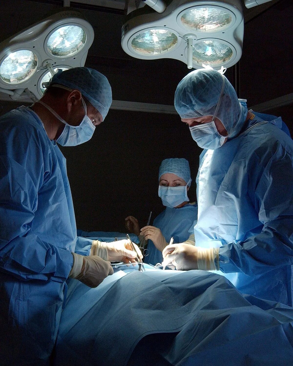 Хирург операционный стол. Нейрохирургия операции. Нейрохирург профессия. Human operation. Human operation.