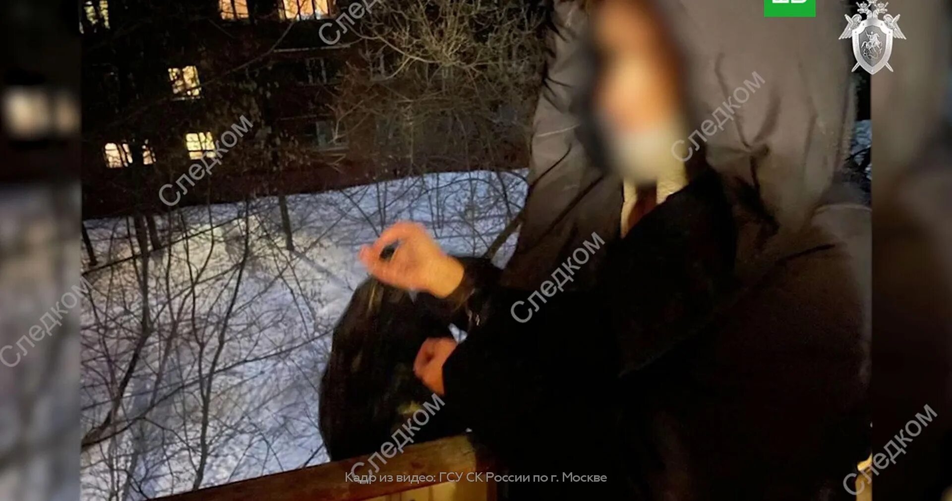 Мать выбросила двоих детей из окна. Девочку выкинули из окна. Девушка выбросила ребенка из окна чертаново. Выбросила ребенка из окна москва. Младенца выбросили из окна.