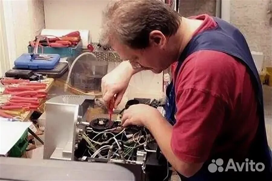 Обучение ремонту бытовых техник. Мастер по ремонту кофемашин. Сервис по ремонту кофемашин. Мастер чинит кофемашину. Кофемашина на обслуживании.