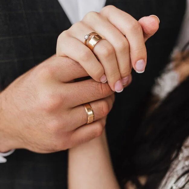 Муж обручальное кольцо. Обручальные кольца на руках. Обручальное кольцо для девушки. Две руки с обручальными кольцами. Обручальное кольцо на руке девушки.