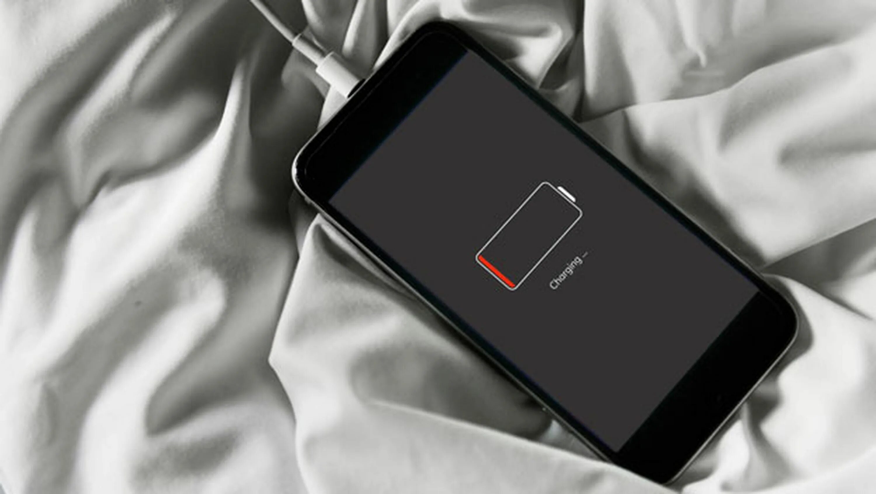 Почему нагревается телефон при зарядке айфон. Смартфон на подзарядке. зарядка для телефона. мобильник разрядился. разряженный телефон.