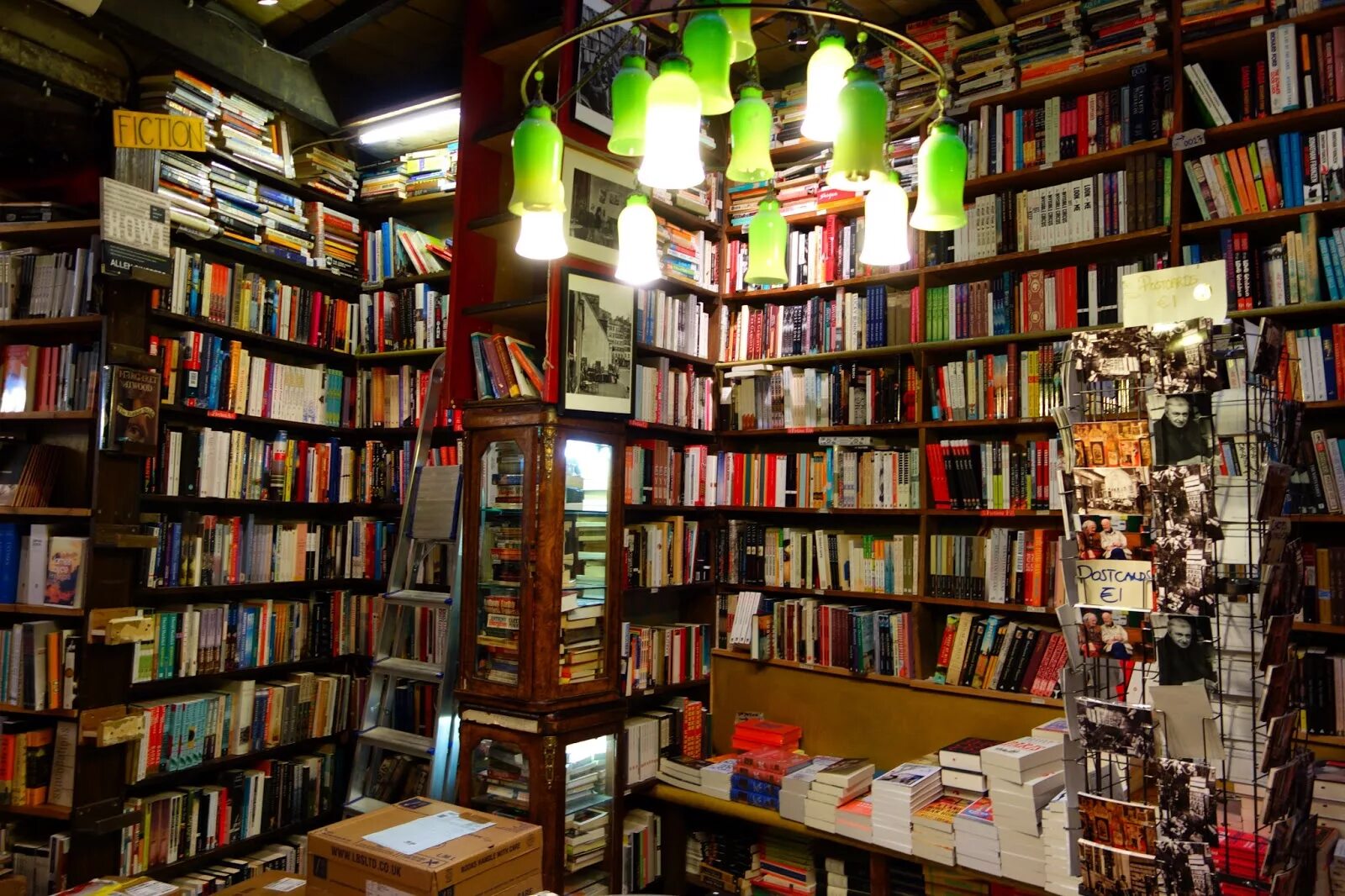 Красивый книжный магазин в москве. Старинный книжный магазин. Антикварный книжный магазин. Книжный магазинчик. Букинистический магазин.