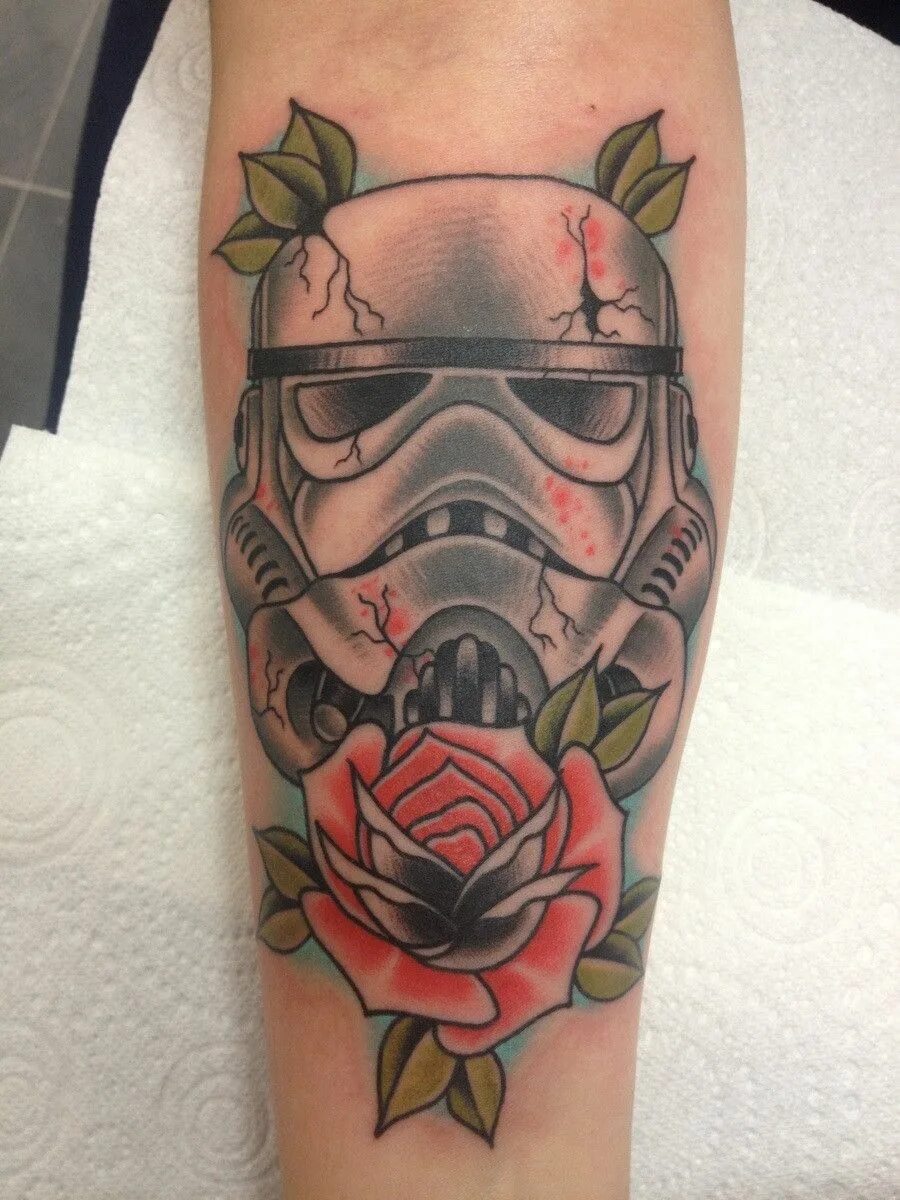Тату по звездным войнам. Татуировки в стиле звездных войн. Тату stars wars mandalorian. Star wars tattoo. Star wars tattoo.