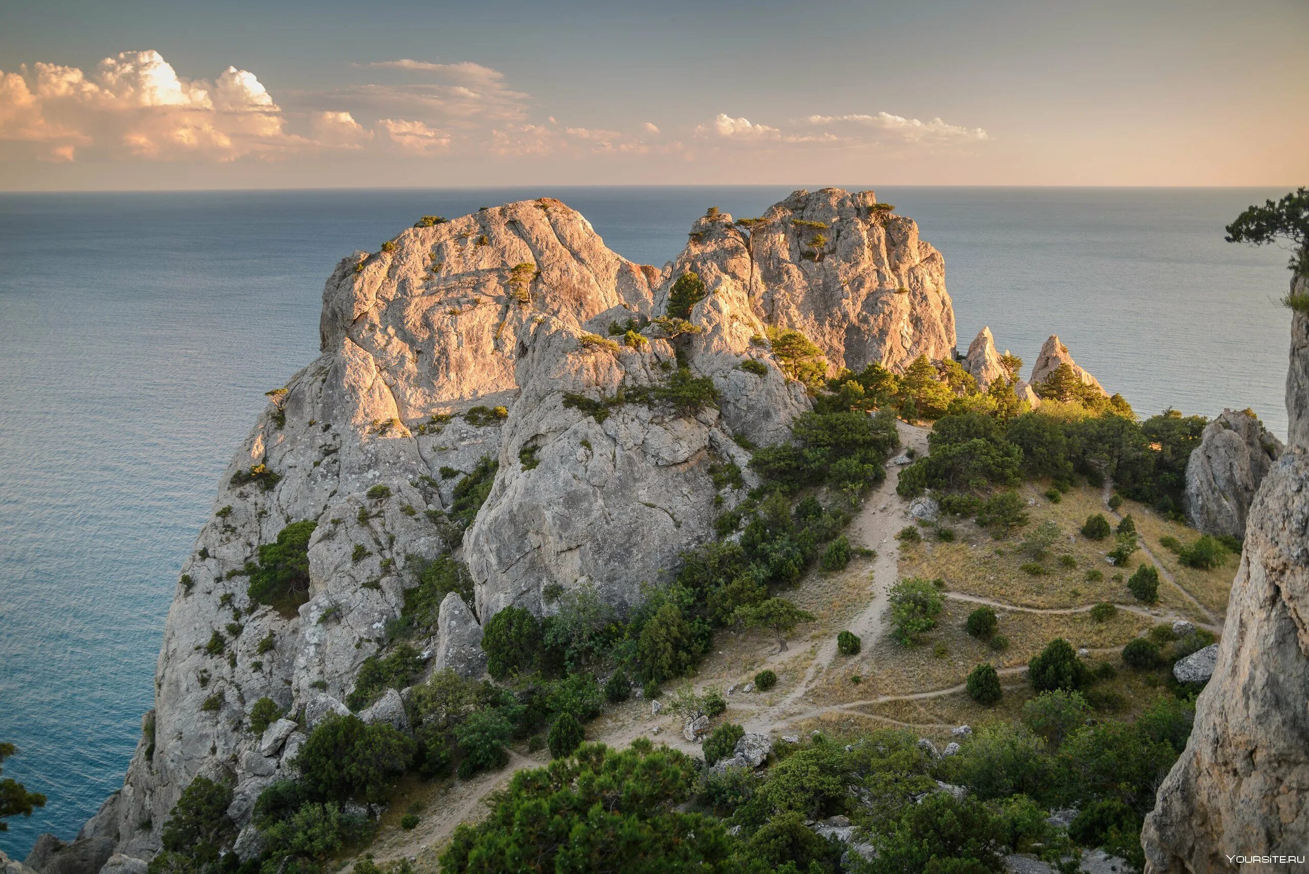 Гора куш кая судак. Гор крыма. Крымские горы крымские горы. Кизилчегер крым гора. Крым демерджи долина привидений.