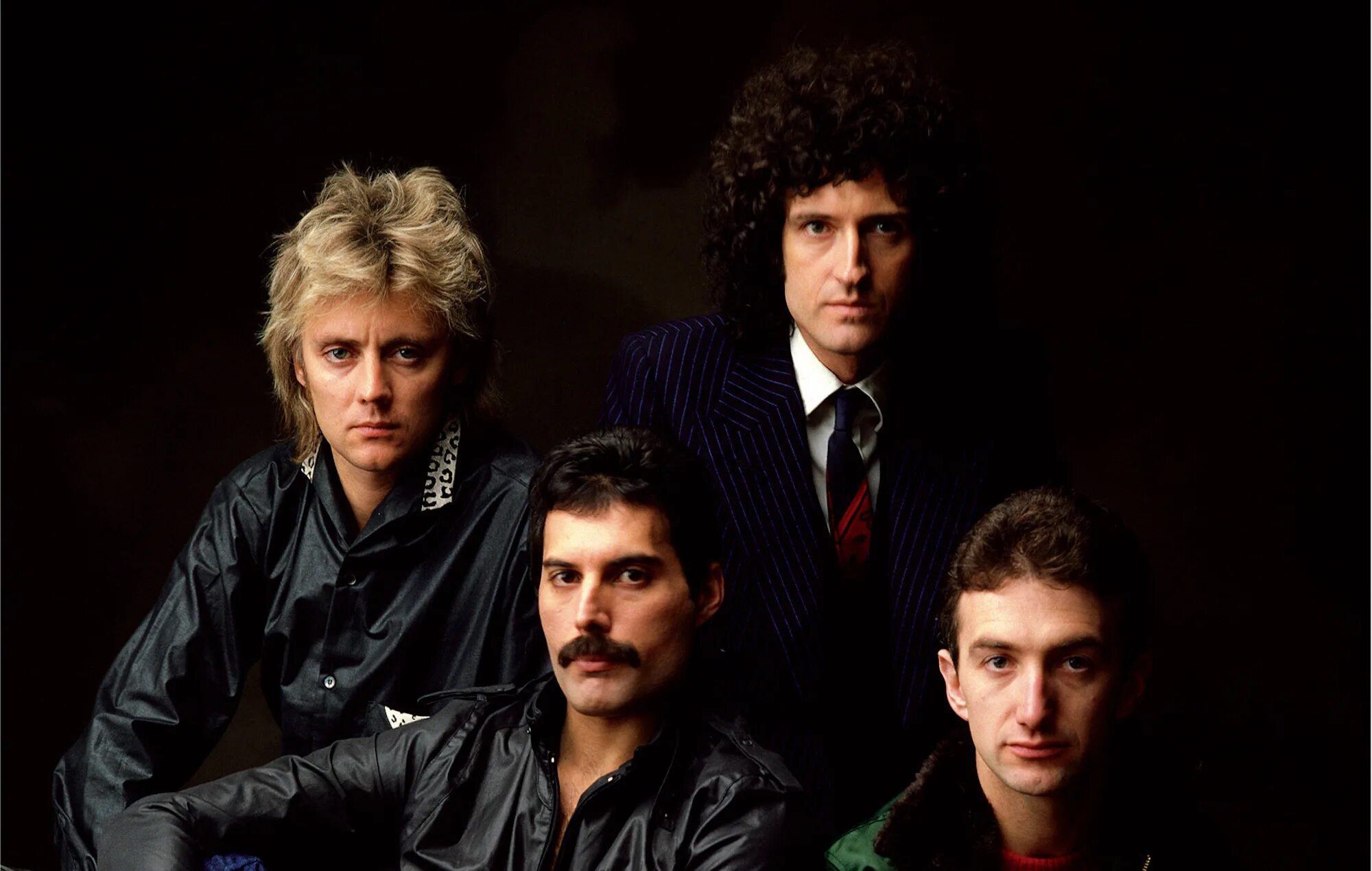 Квин 1970. Участники группы квин. Книга queen путеводитель по песням. Истории песен queen. Queen best hits.