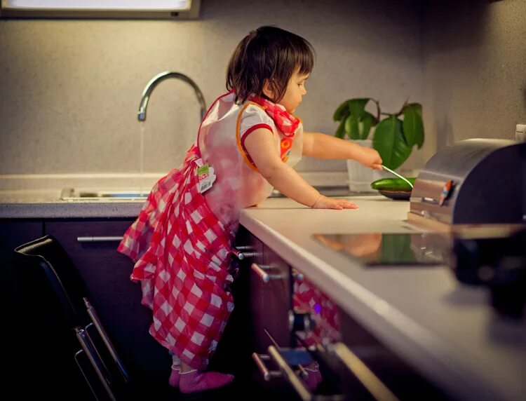 Девочка моющая посуду. Маленькая девочка моет посуду. Маленьких девчонки моют посуду. Дочка помощница.