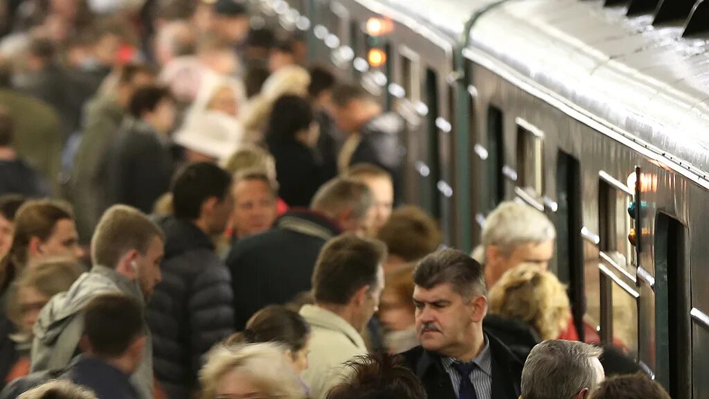 Много людей в метро. Московское метро час пик. Час пик в метро в Москве. Библиотека имени Ленина метро час пик. Метро Москва час пик вагон.