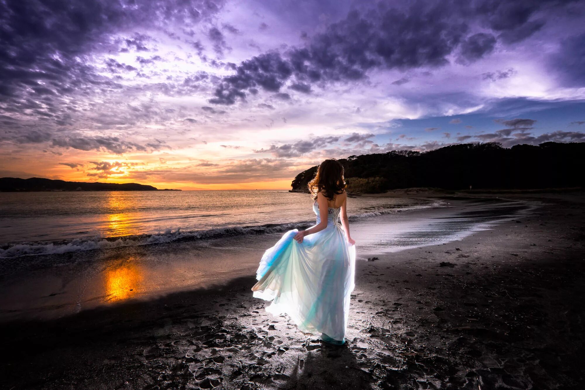 гитарист на берегу моря. океан девушка в платье белом. белый берег моря песня. девушка на берегу ирландия. девушка бежит к морю.