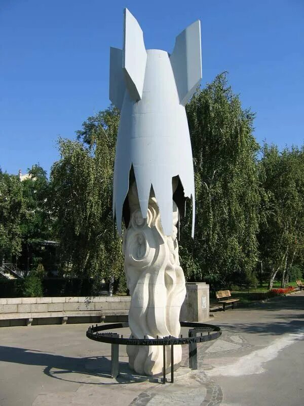 Разбитое сердце памятник. В вязьме. Памятник воинам-освободителям г. Станица луганская монумент. Мемориал в острогожске.