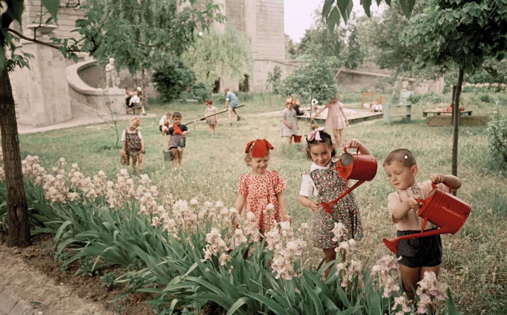 Мирная жизнь детей. Фотограф семён Осипович Фридлянд. Фотограф семён Осипович Фридлянд дети. Советские дети в детском саду.