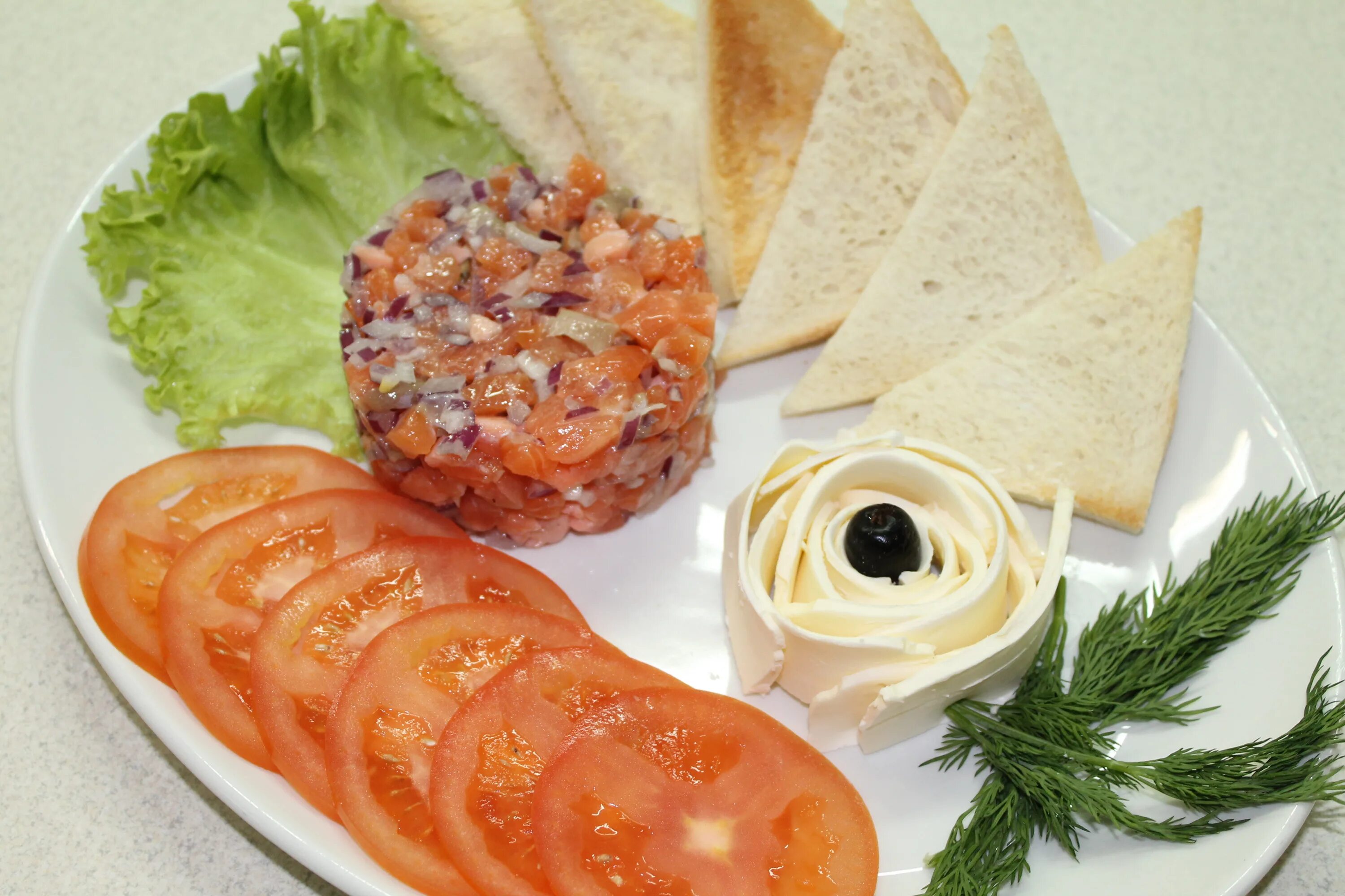 Лосось гравлакс. Рулетики закусочные с красной рыбой. Закуски с семгой на праздничный. Семга закусочная. Семга закусочная.