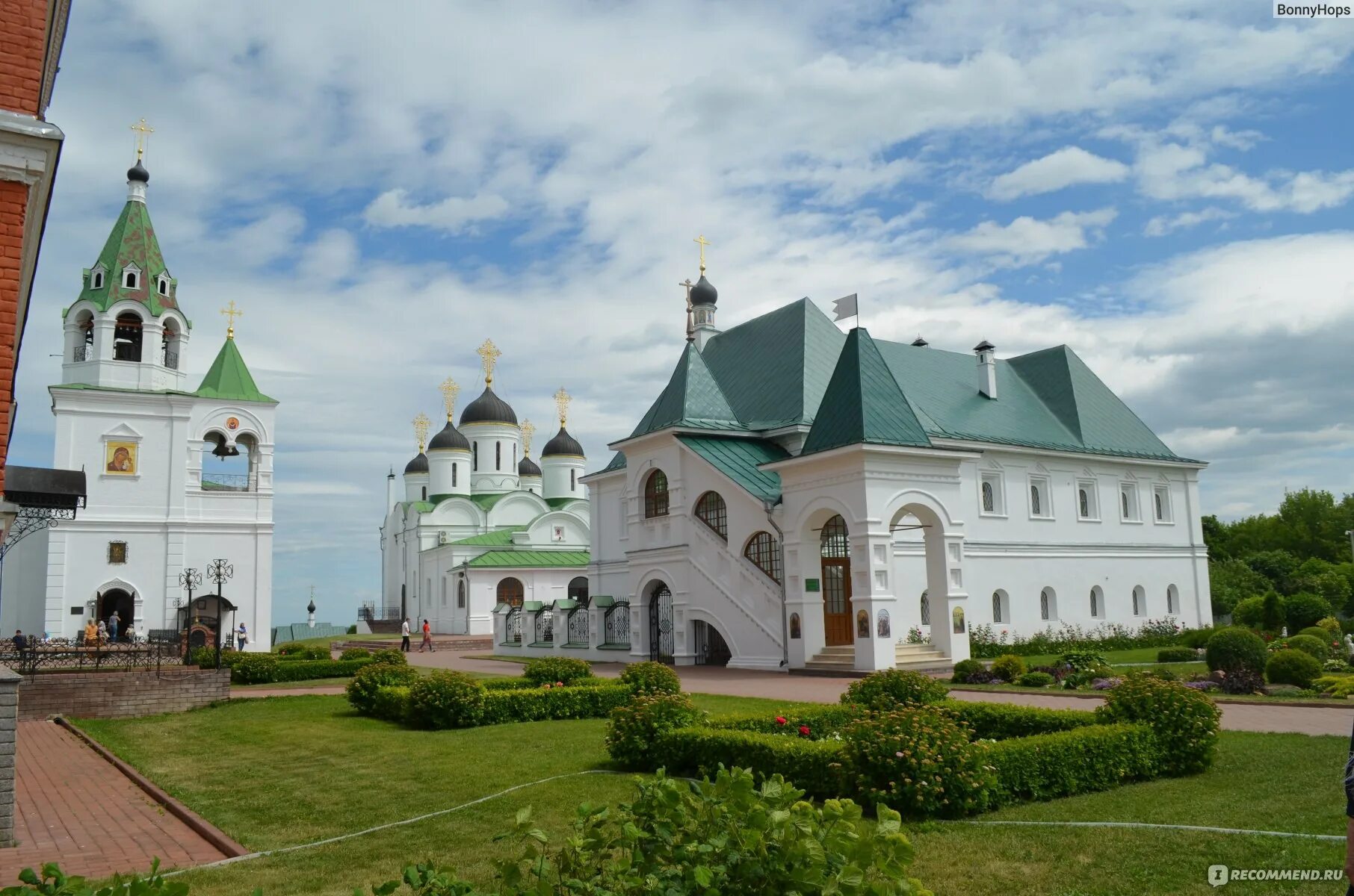 Сайт г муром. Паломники в Муроме Спасо Преображенский монастырь. Спасо-Преображенский монастырь Муром фото. Троицкий монастырь Муром сестры. Муром коллаж.