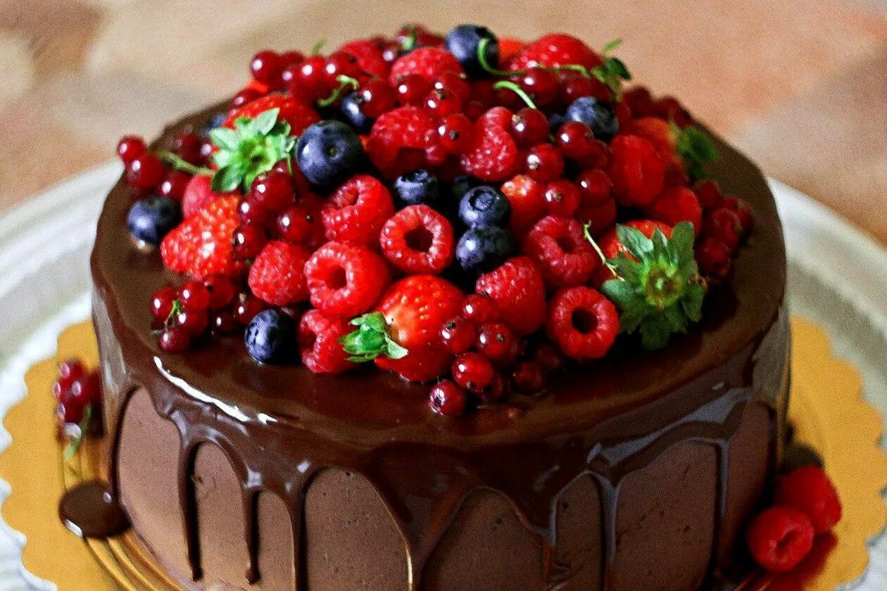 Вкусное день рождение. Красивые торты. украшение торта ягодами. красивый шоколадный торт. красивые торты на день рождения.
