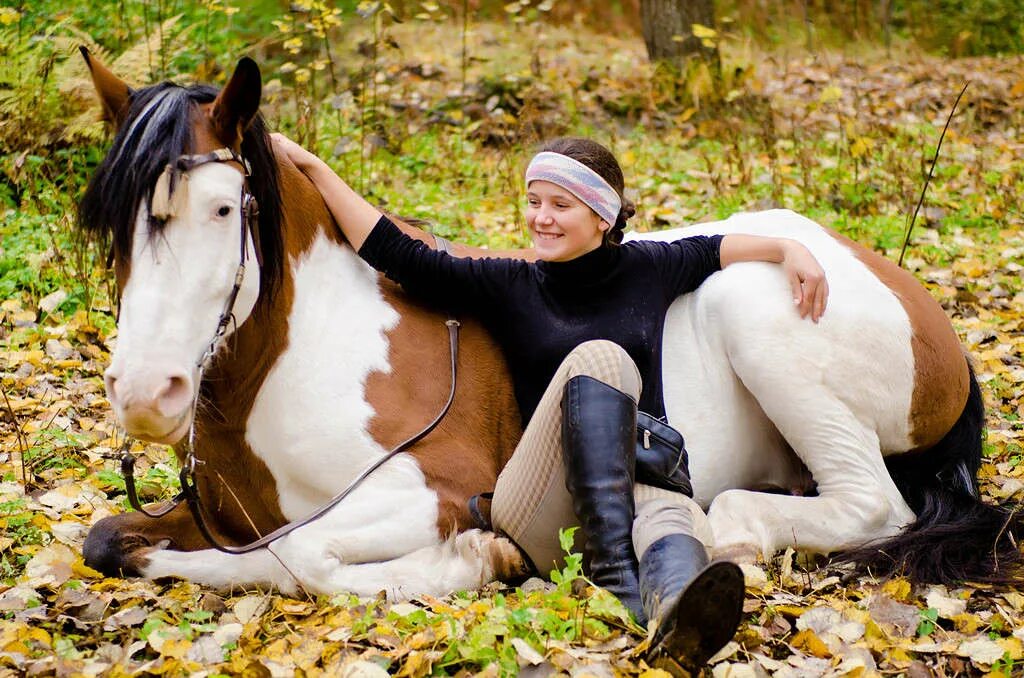 Кск мама. Фотосессия с лошадьми. Фотосессия с лошадьми образы. Осенняя фотосессия с лошадью. Фотосессия с лошадью осенью.