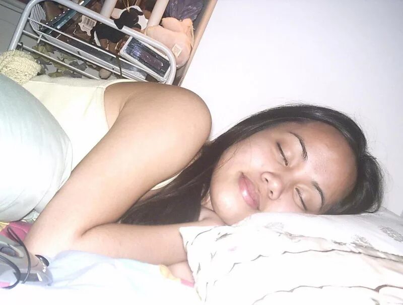 Спящие малыши. Спящие девушки домашнее. Девушка спит домашнее. Девушка в постели спит. Раздели спящую девушку.