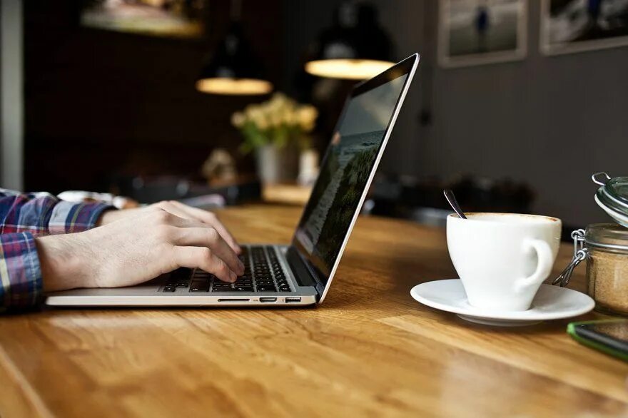 Working days starts. Стол для ноутбука. Человек за ноутом. Человек с ноутбуком. Человек с макбуком в кафе.