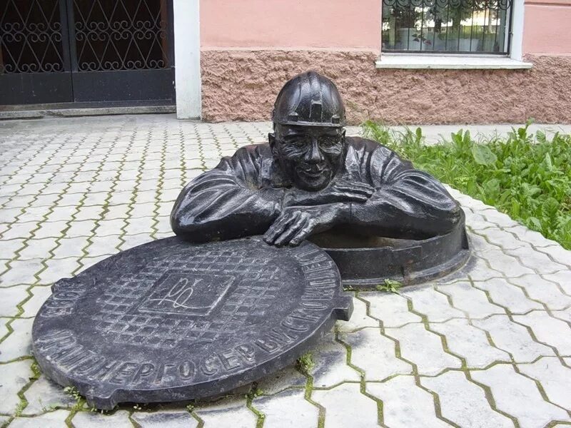 Купить памятник в екатеринбурге. Памятник сантехнику Афоне в Екатеринбурге. Памятник сантехнику Афоня Екатеринбург. Сантехник Афоня памятник Екатеринбург. Памятник водопроводчику Екатеринбург.