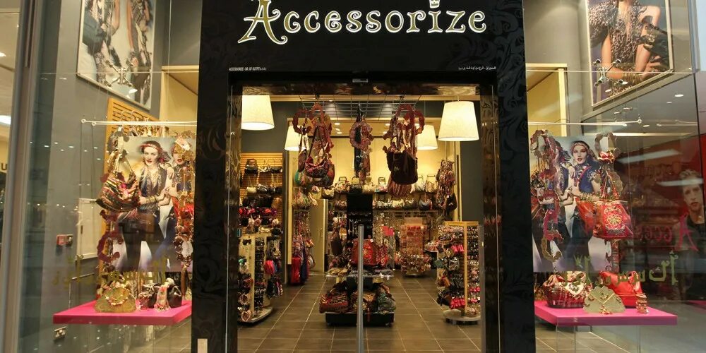 Аутлет пулково сумка фурла. Интерьер бутика аксессуаров. Магазин бижутерии accessorize. Аксессуары для салона. Магазин бижутерии и аксессуаров.