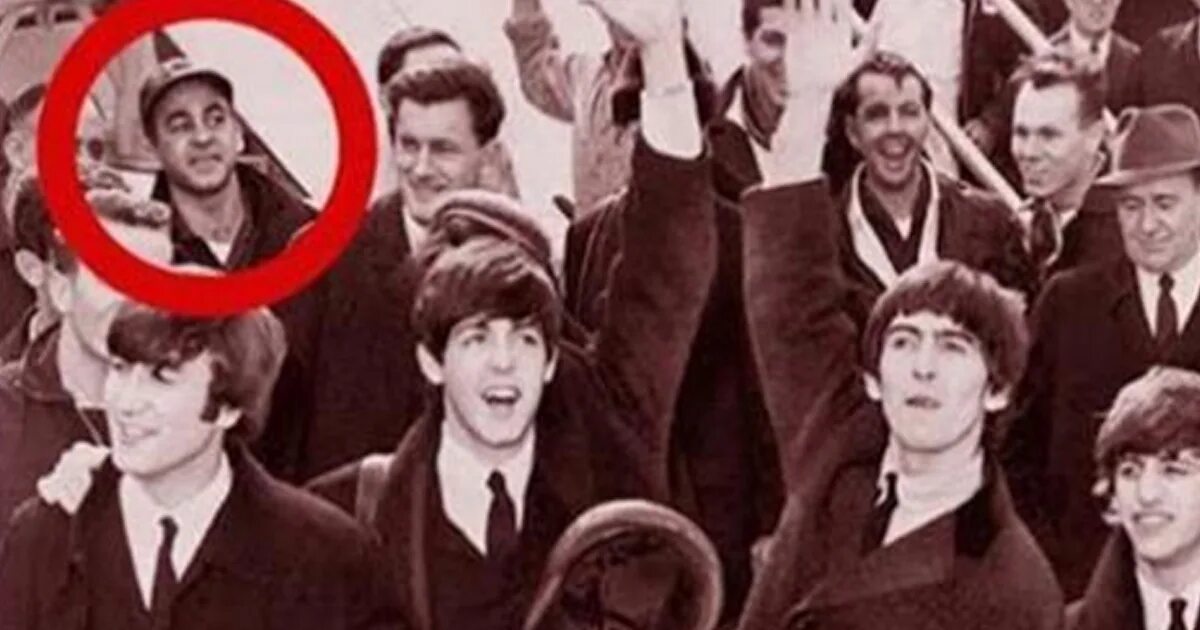 Люди из будущего в прошлом. Человек с мобильным телефоном в прошлом. Джон тайтор путешествие во времени. Эндрю карлсин andrew carlssin. Человек из будущего.