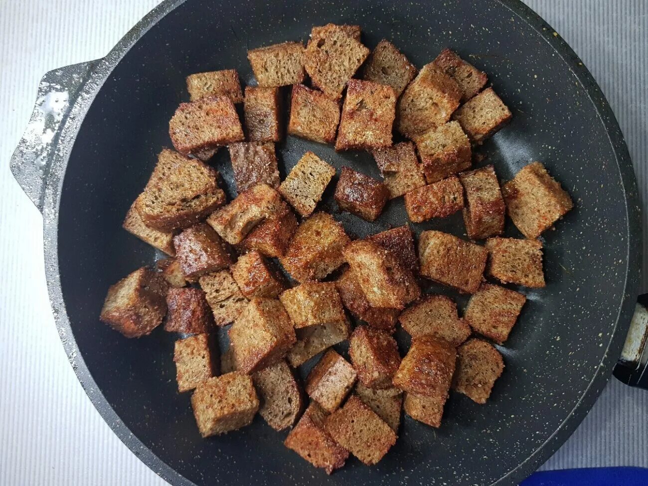 Чесночные гренки из батона. Сухари из хлеба. Сухарики из хлеба рецепт с фото. Сухари из хлеба. Сухари из бородинского хлеба в духовке.