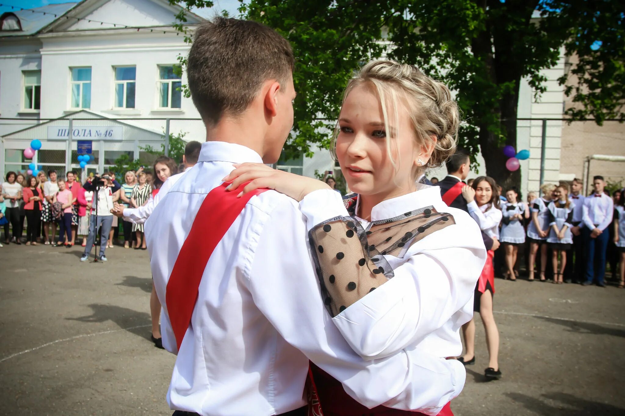 Вальс на выпускной 9 класс музыка. Вальс выпускников. Вальс на последний звонок. Вальс выпускников на последний. Вальс выпускников на последний звонок поддержки.